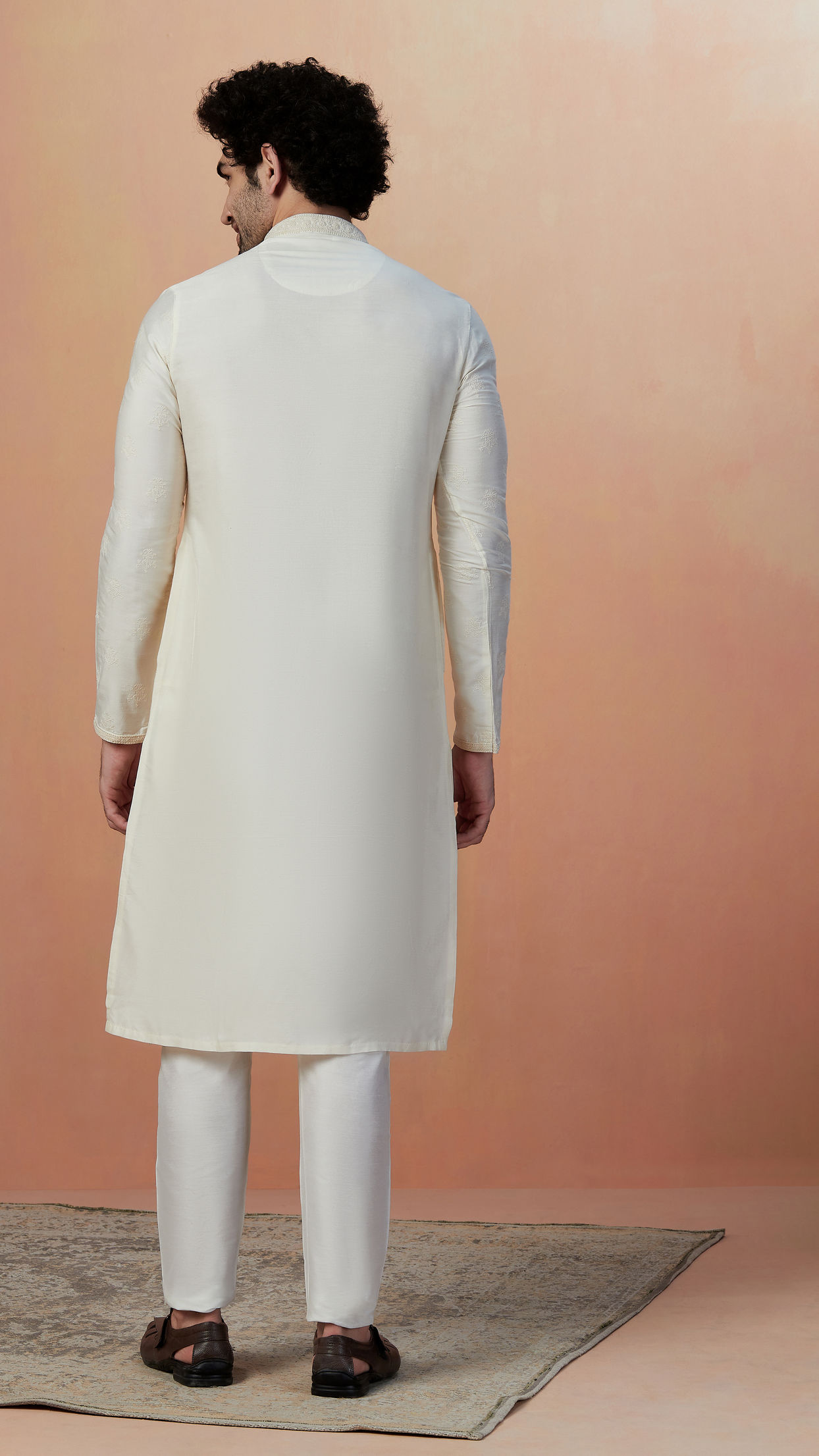 alt message - Manyavar Men White Self Design Kurta Pajama image number 4